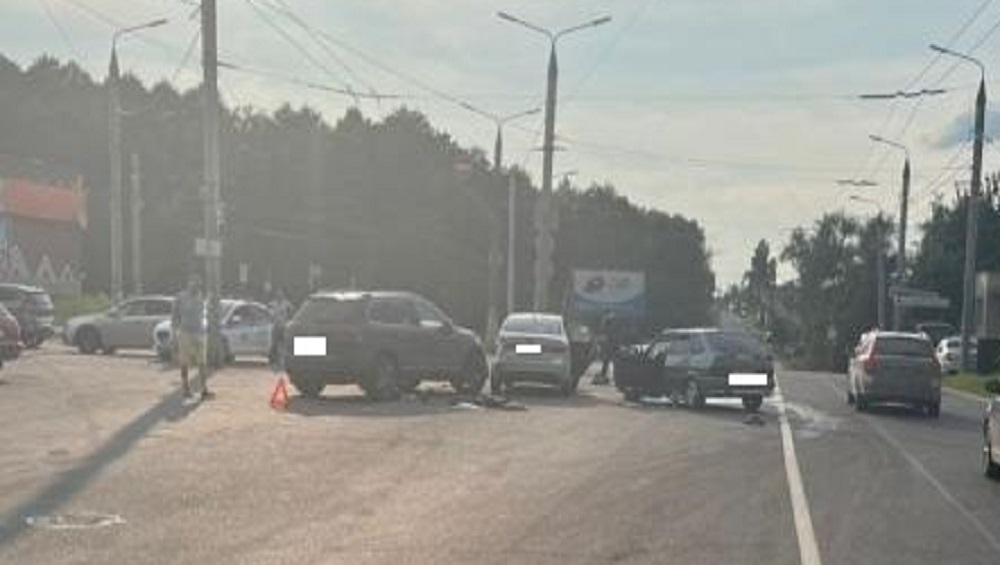 В Брянске в ДТП с тремя автомобилями на улице Бежицкой пострадал 22-летний водитель
