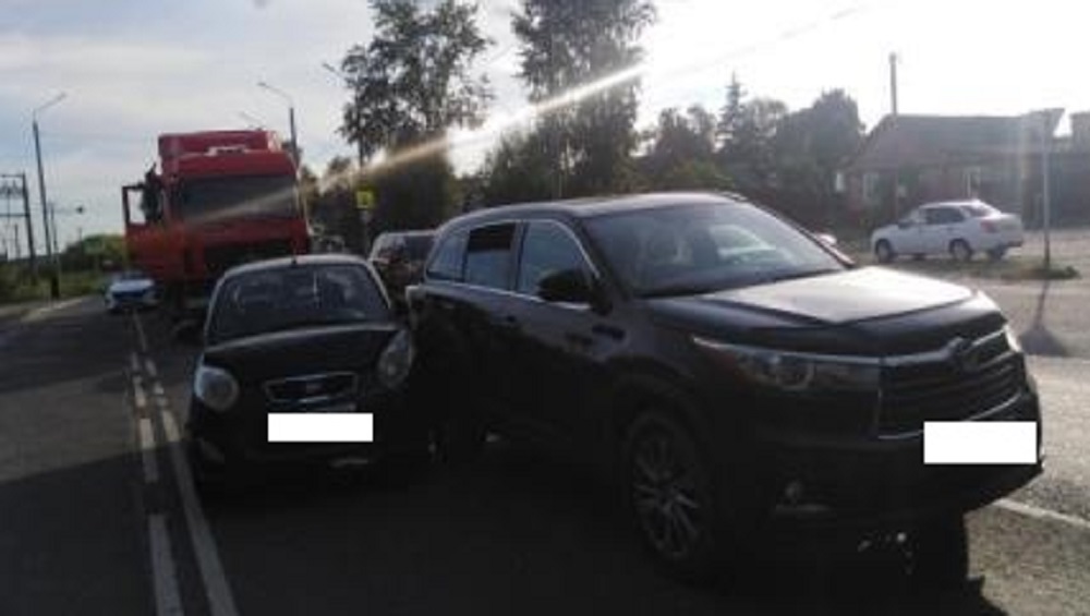 В Брянске в ДТП с тягачом и двумя легковушками на улице Шолохова пострадал мужчина