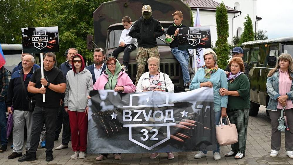 В Свенском монастыре передали транспортные средства и гуманитарный груз для  бойцов СВО из Брянской области