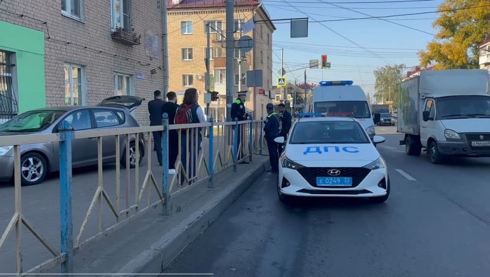 В Брянске водитель выехавшего на тротуар автомобиля Kia сбил 2 женщин и 3-летнюю девочку