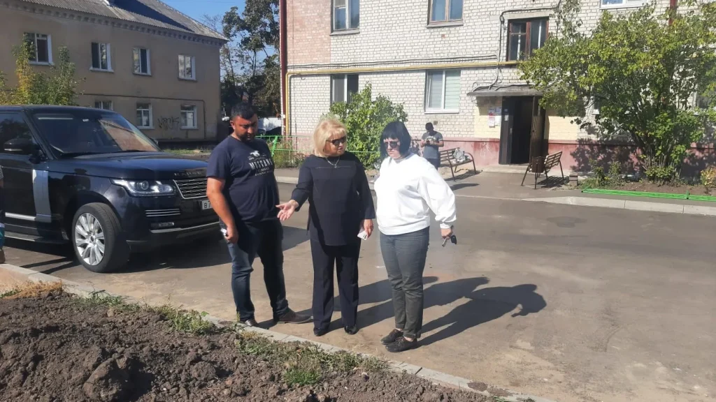 В Володарском районе Брянска подошел к завершению ремонт дворовой территории