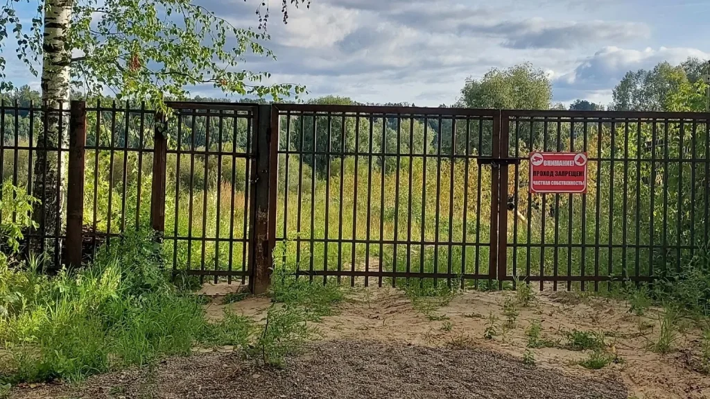 «Водой пользоваться не запрещаю»: экс-чиновник построил базу отдыха в заповедной зоне и установил свои правила