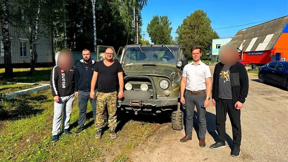 Брянские нотариусы передали автомобиль УАЗ участникам спецоперации