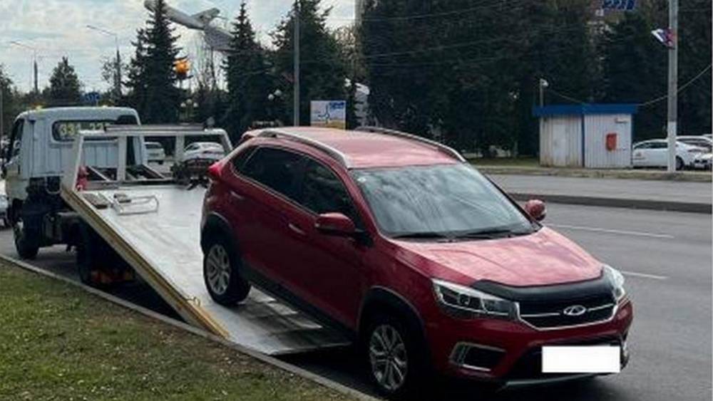 В Брянске начали штрафовать припарковавшихся на Авиационной автомобилистов