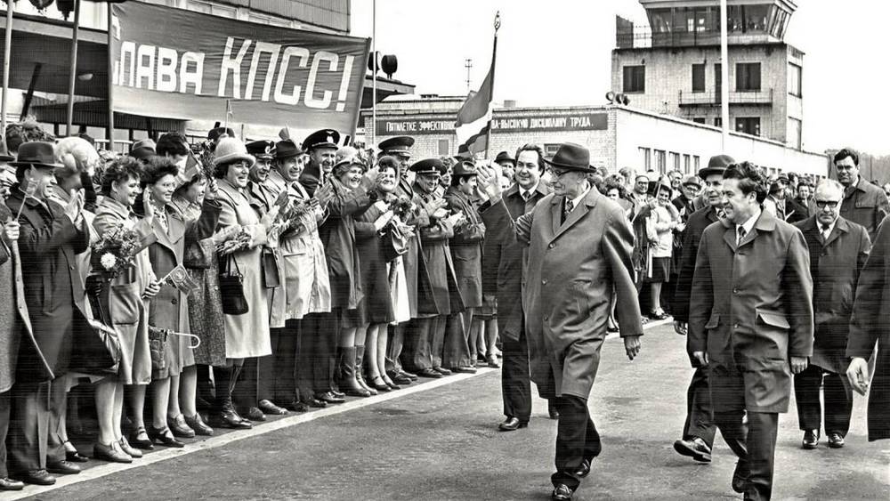 Опубликован снимок встречи в аэропорту Брянска секретаря ЦК КПСС Михаила Суслова
