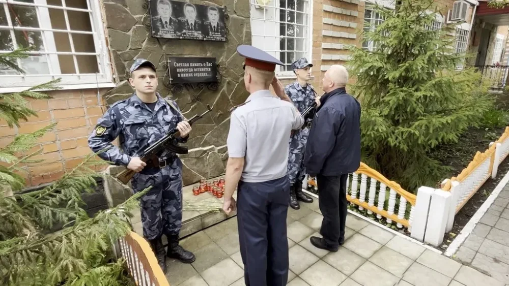 В СИЗО-2 Брянской области почтили память погибших при исполнении обязанностей сотрудников