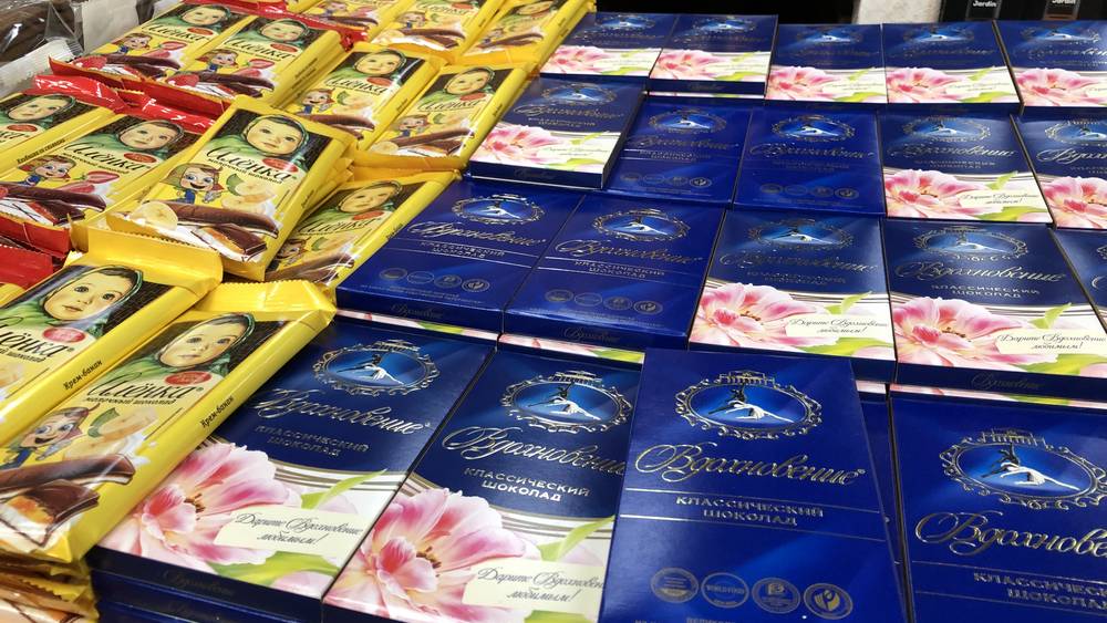 Мигранты начали выгребать тонны шоколада из брянских магазинов