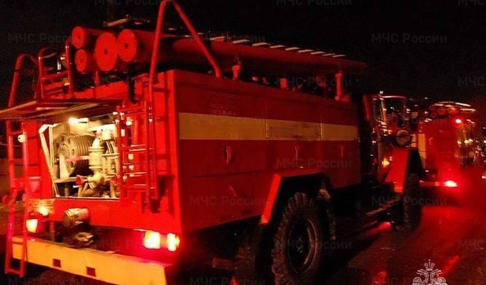 На тушение сильного пожара в Брянске прибыли 5 машин