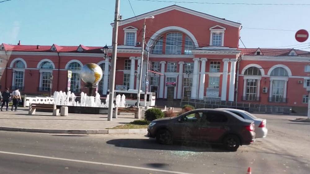 Во время атаки украинского БПЛА на вокзал в Брянске были повреждены автомобили