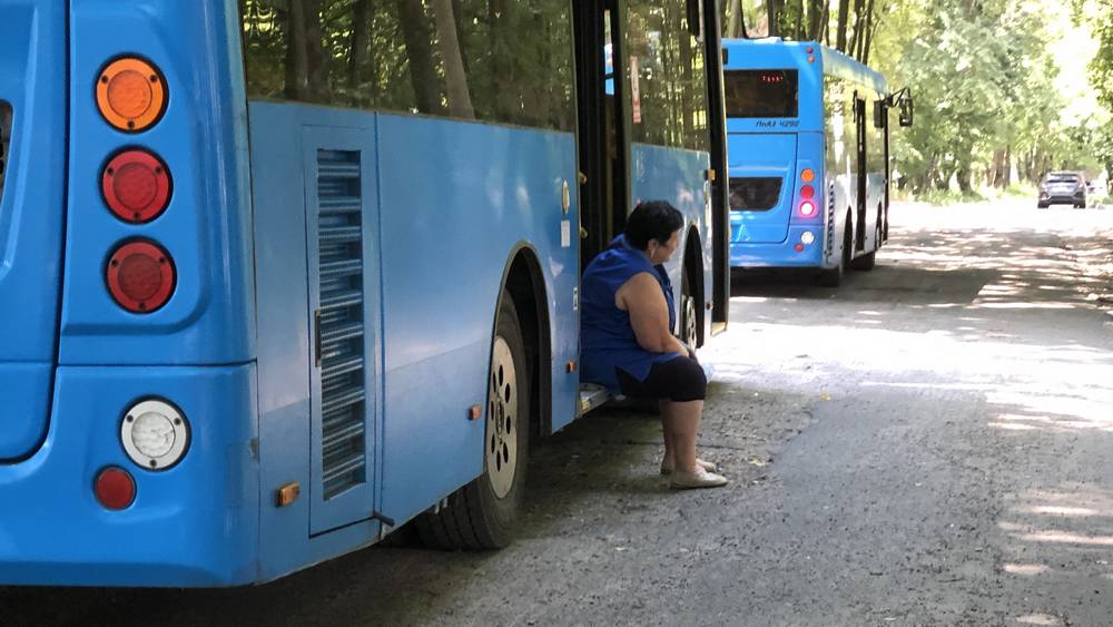 Брянские пассажиры пожаловались на то, что из-за автобуса №27 стали селедками