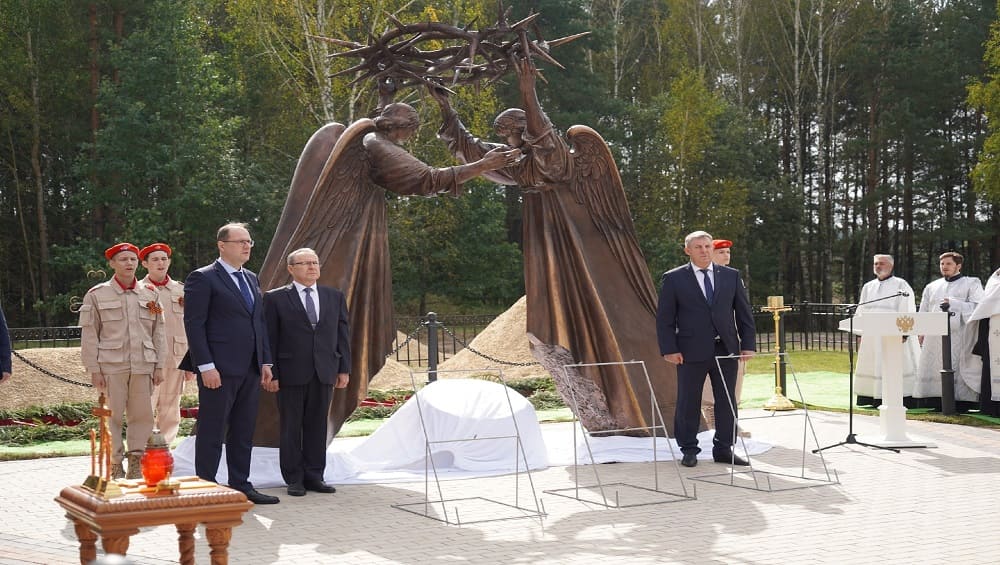 В Брасовском районе на месте гибели более 500 жертв фашизма открыли памятник «Ангелы»