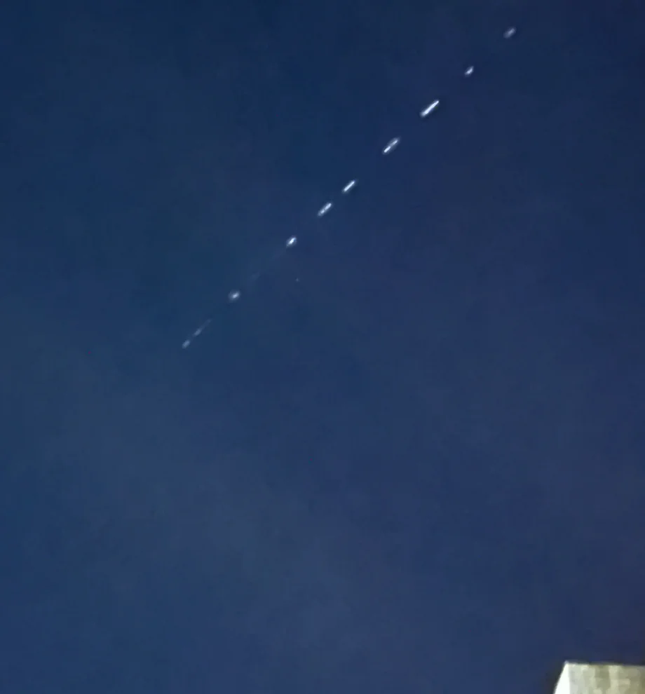 В небе над Брянском заметили цепочку спутников Starlink