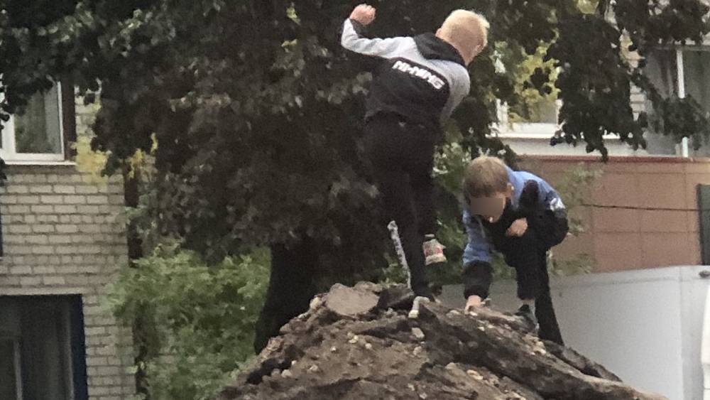 В Бежицком районе Брянска дети начали прыгать на двигающие автомобили