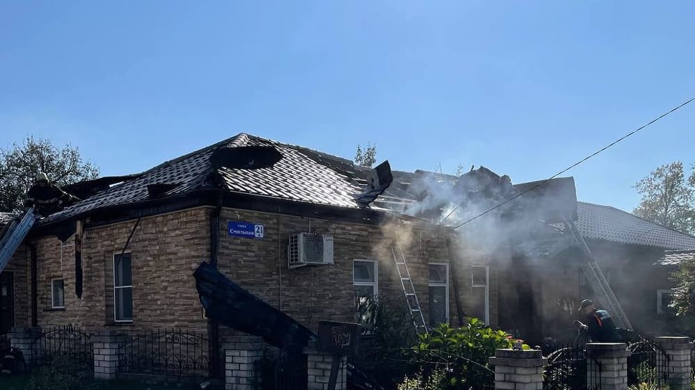 В Брянске днём 27 сентября потушили горевший частный дом на улице Смольной