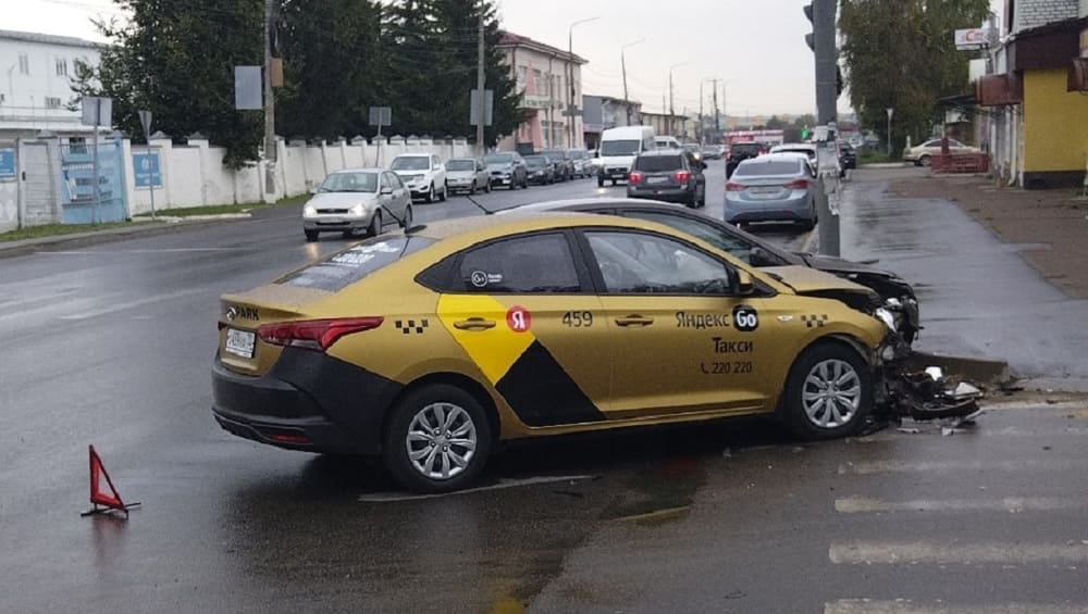 В Советском районе Брянска легковой автомобиль такси попал в ДТП на перекрёстке