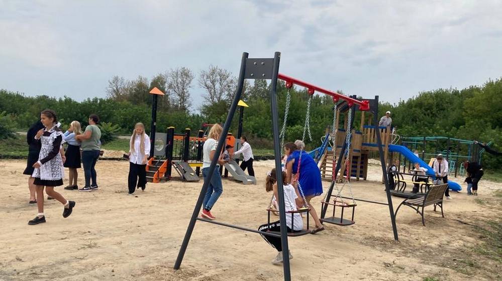 Для детей Крупца Брасовского района стало праздником открытие игровой площадки