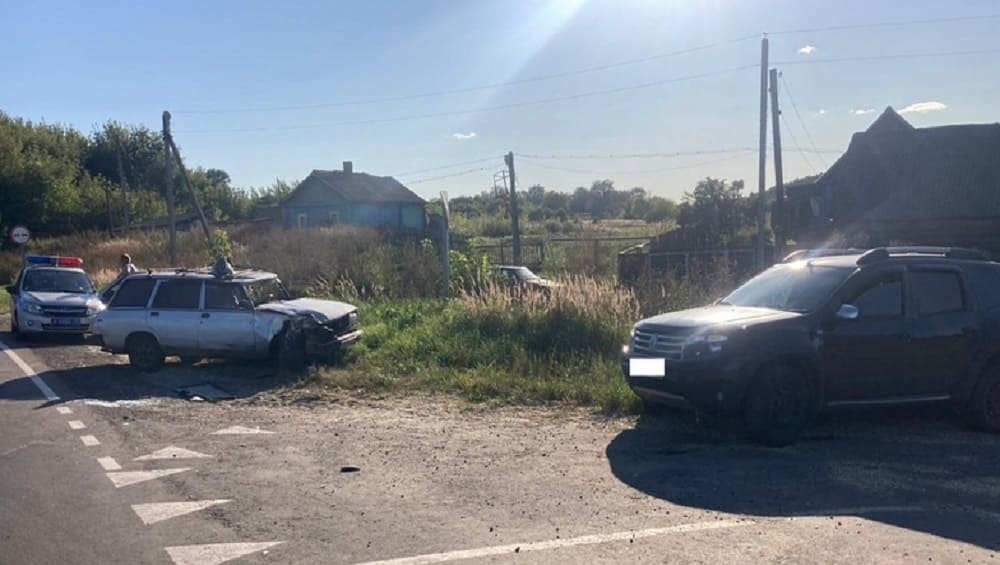 Под Трубчевском лишённый «прав» пьяный водитель Renault устроил ДТП и ранил женщину