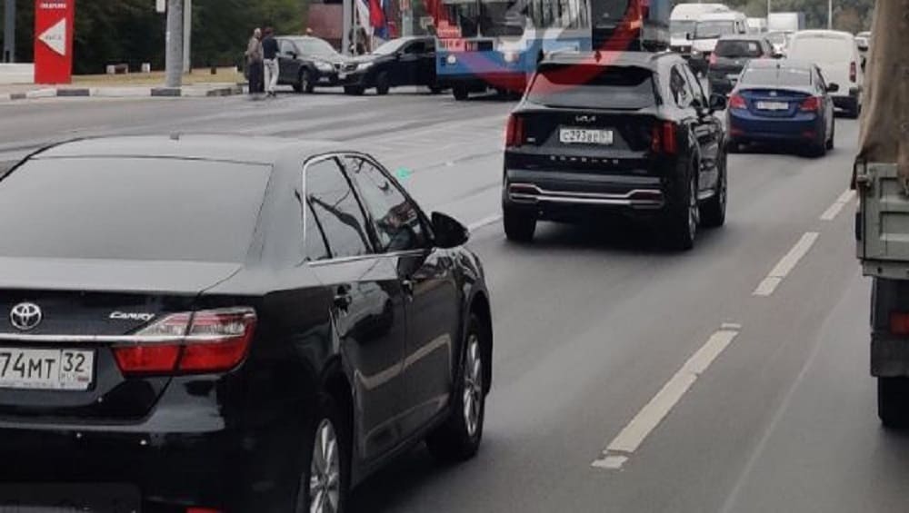 В Брянске на въезде в Фокинский район произошло ДТП с двумя легковыми автомобилями
