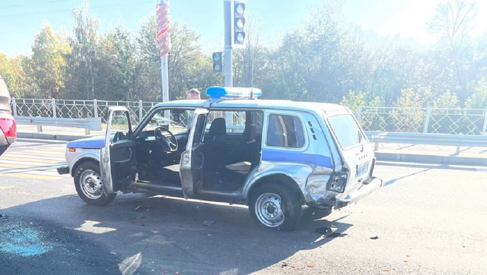 В Брянске на проспекте Героев после столкновения с машиной ДПС перевернулся автомобиль