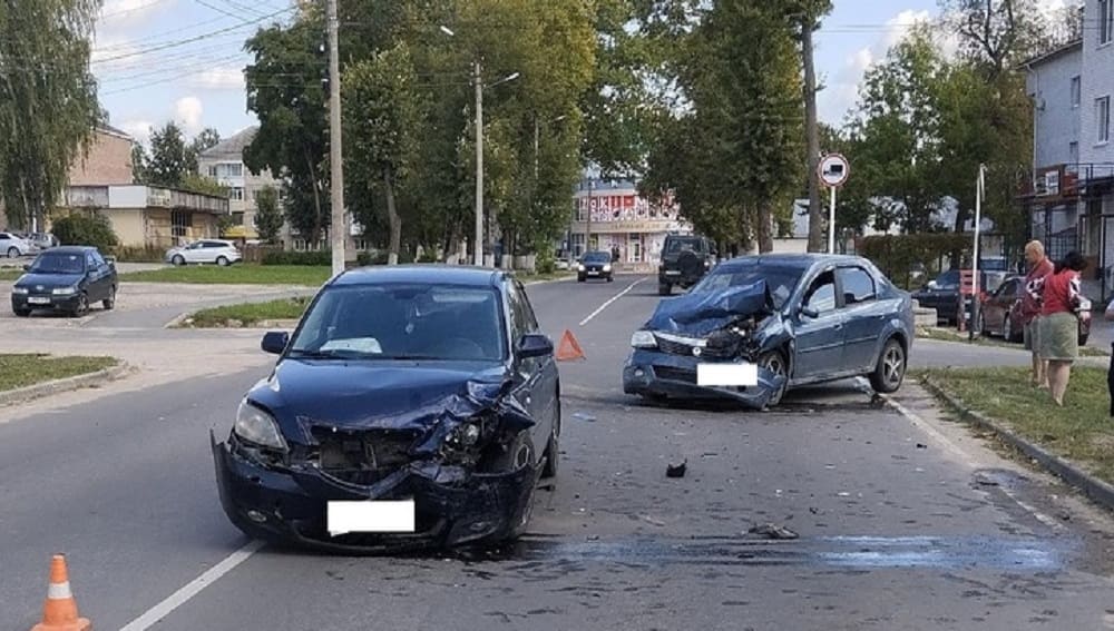 В Дятькове Брянской области автомобилистка на Renault устроила ДТП и ранила двух женщин