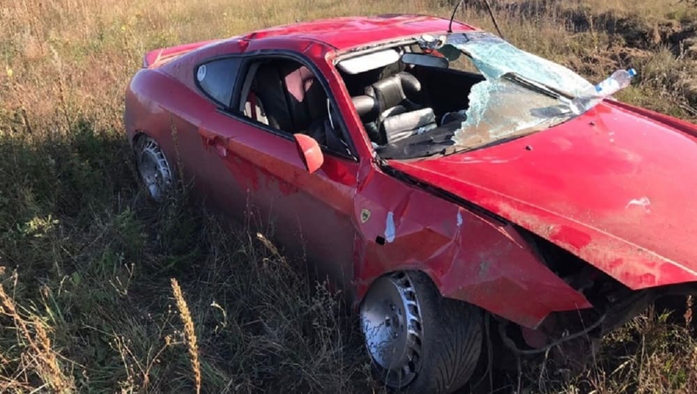 Под Жуковкой перевернулся автомобиль Hyundai с пьяным водителем – пострадали два человека