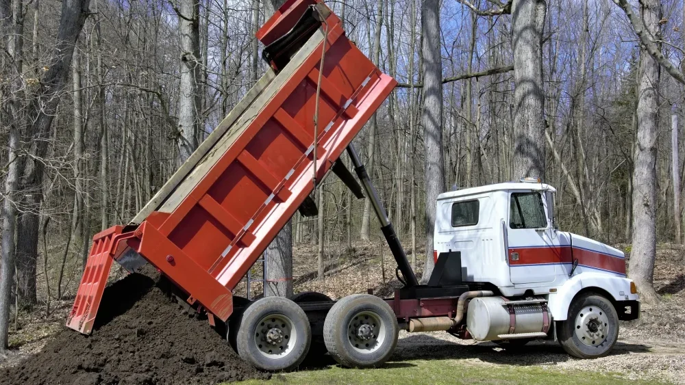 В Брянске пьяный 36-летний мужчина угнал самосвал у бывшего начальника