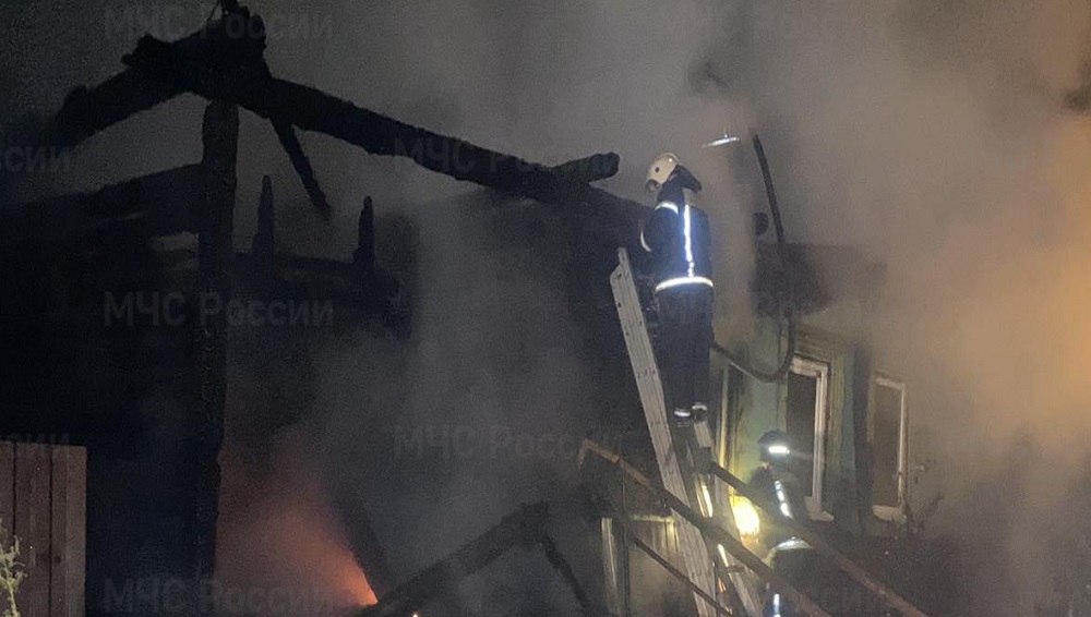 В Брянске вечером 10 сентября сгорел жилой дом на улице Нижне-Заречной