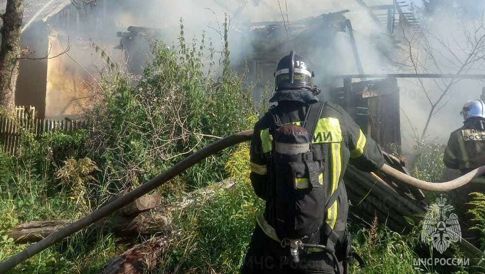 В Брянске крупный пожар на улице Лесной спасатели потушили за полтора часа