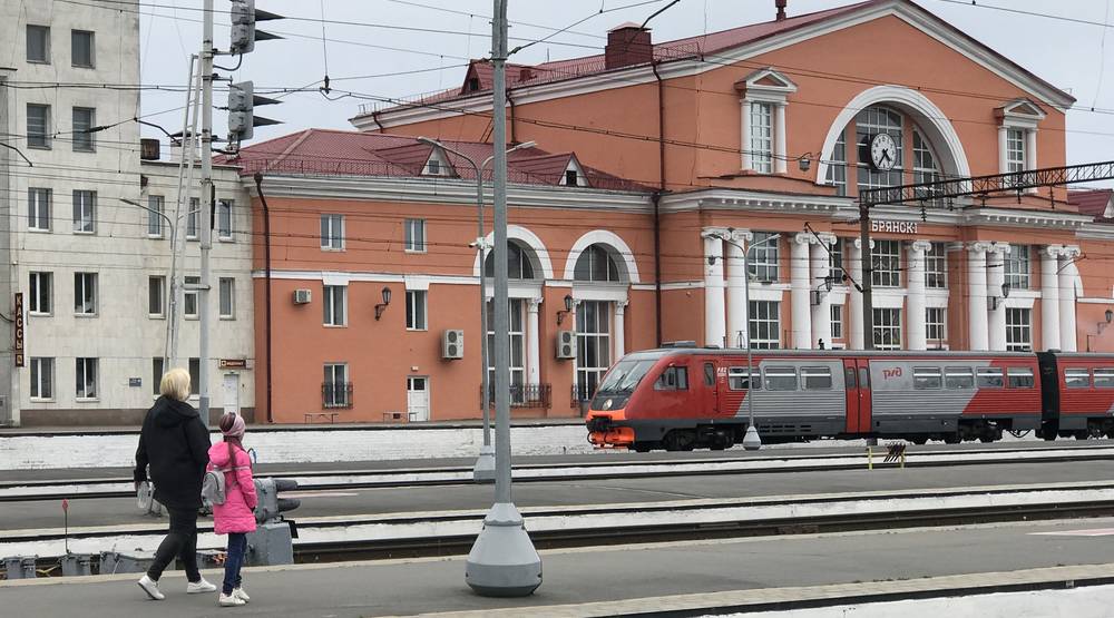Baza: Из-за падения обломков дрона на вокзал Брянск-I ранен пассажир московского поезда