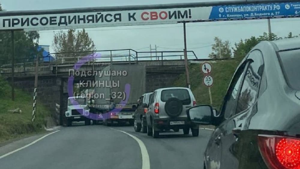 В Клинцах Брянской области застрявший под мостом грузовик перегородил дорогу