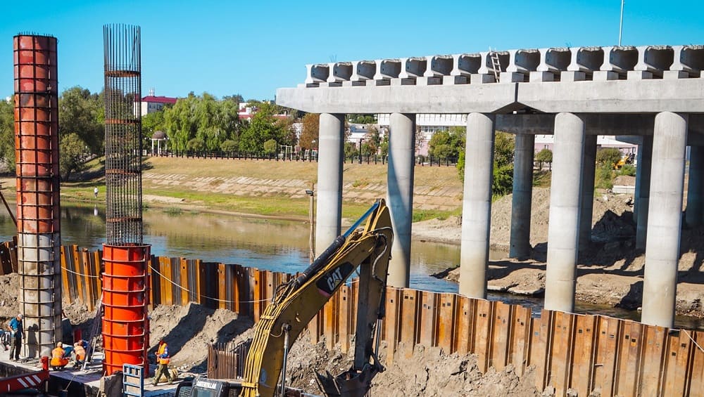 В Брянске на Славянском мосту строители начали бетонировать последнюю опору