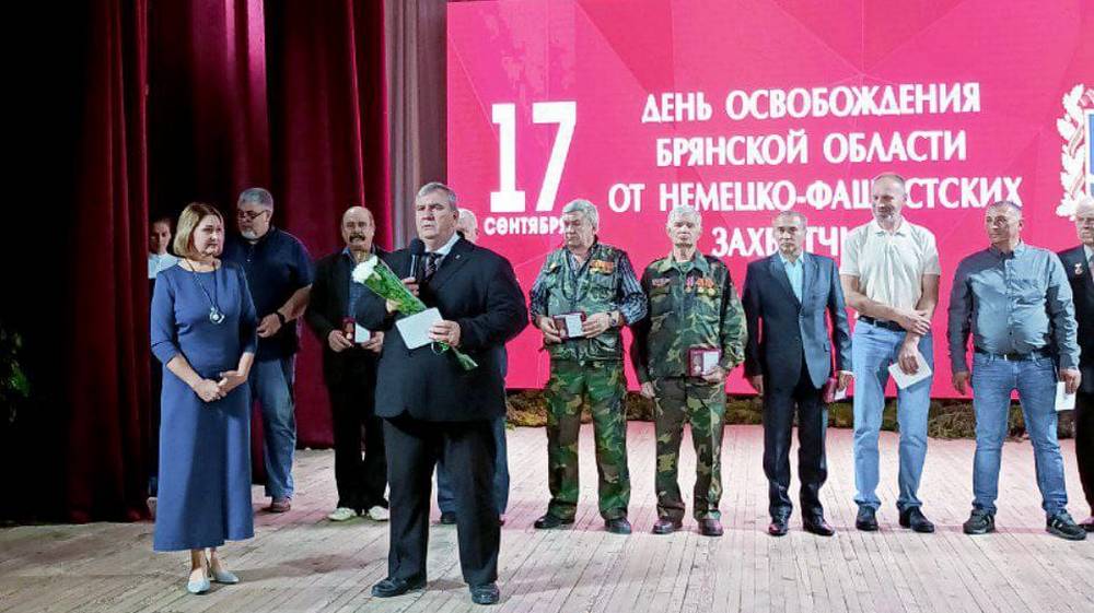 В поселке Локоть Брянской области вручили памятные медали заслуженным жителям