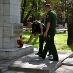 В Брянске курсанты военного центра при БГИТУ возложили цветы к памятнику защитникам