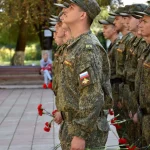 В Брянске курсанты военного центра при БГИТУ возложили цветы к памятнику защитникам