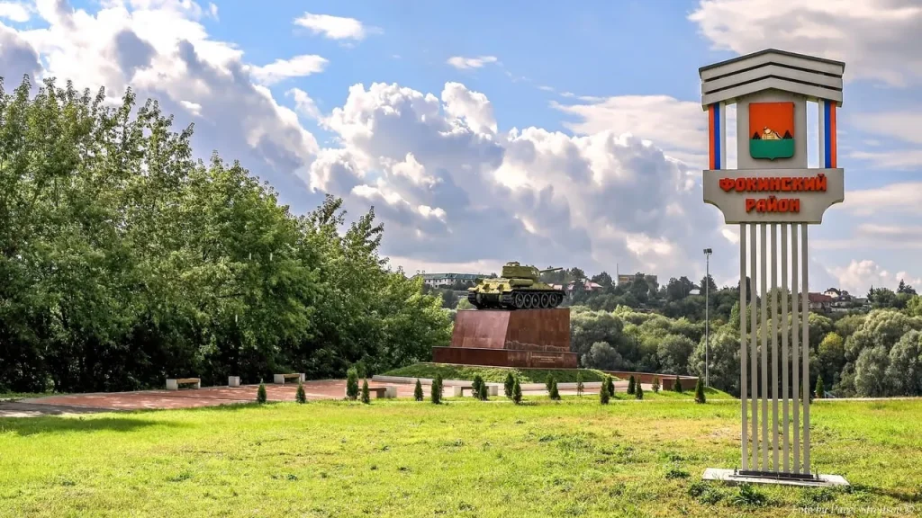 В преддверии праздника Фокинский район Брянска украсили 600 триколорами