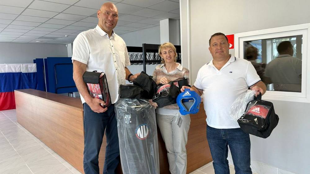 Депутат Валуев подарил боксерский инвентарь брянским спортсменам