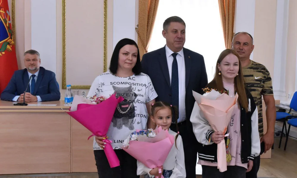 В Брянске детям-сиротам вручили 18 сертификатов на приобретение жилья