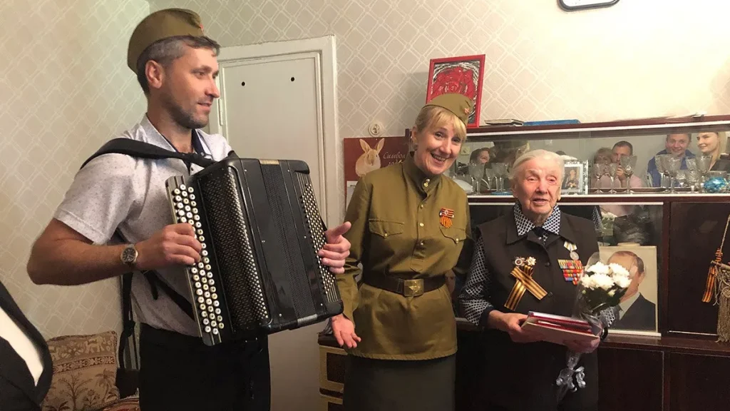 Глава Советского района Брянска поздравил ветеранов с наступающими праздниками