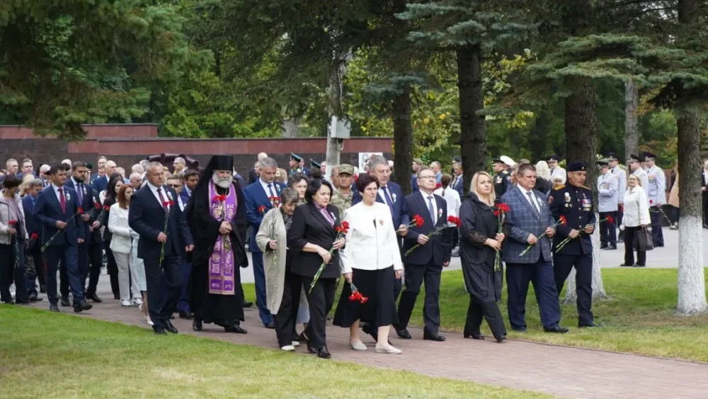 Губернатор Брянской области почтил память павших за свободу Родины героев