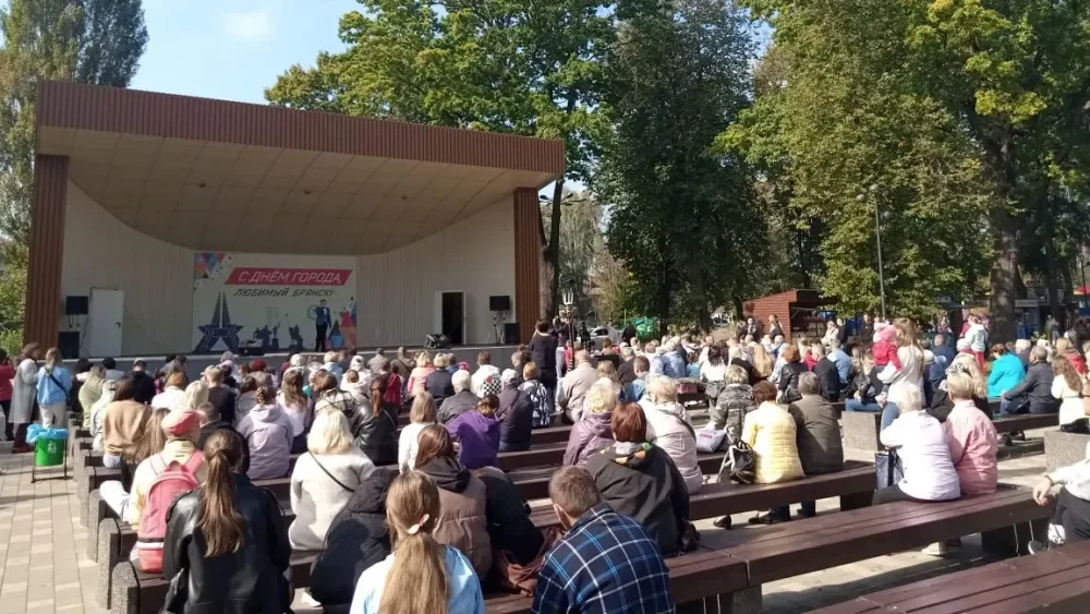 В парках Брянска начались праздничные программы