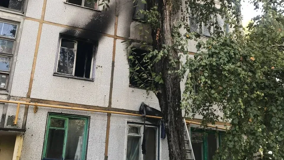 В Брянске днем 18 сентября из горевшего дома спасли 19 человек