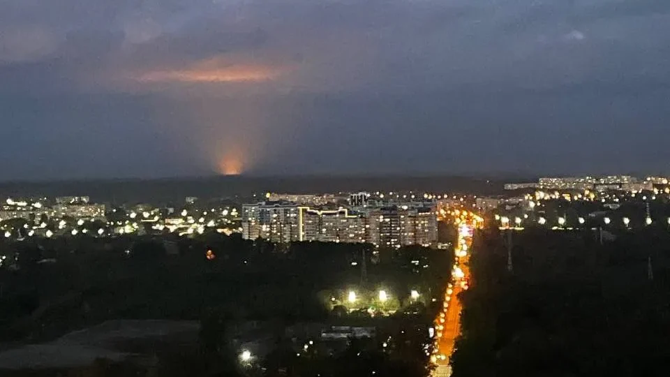 Жители Брянска увидели необычное свечение в Володарском районе 