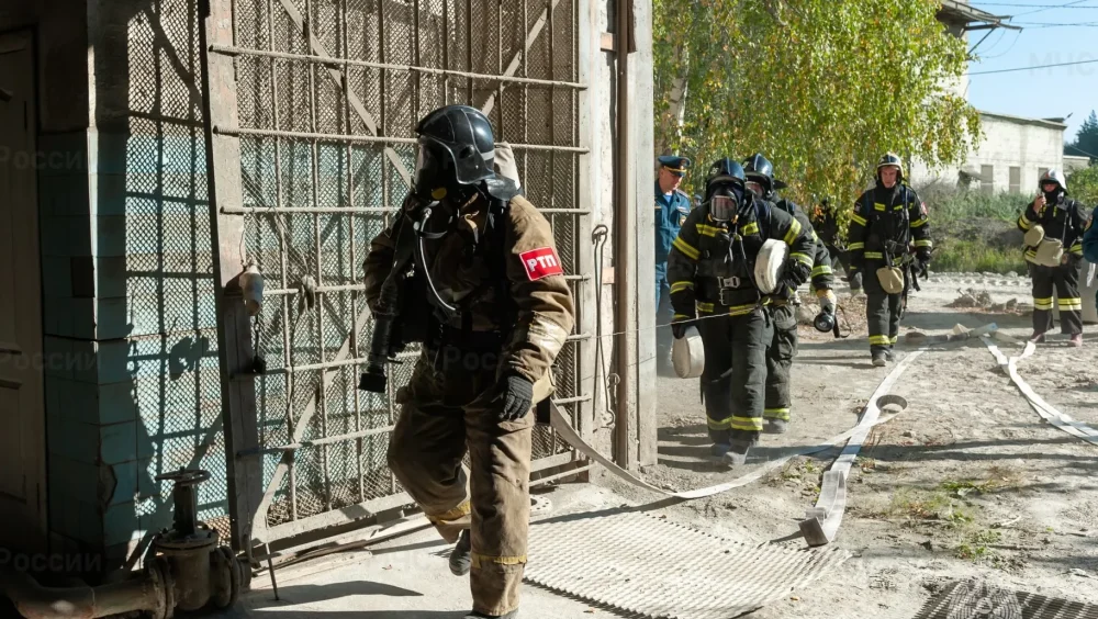 Брянские спасатели провели на заводе учение с легендой о разливе масла