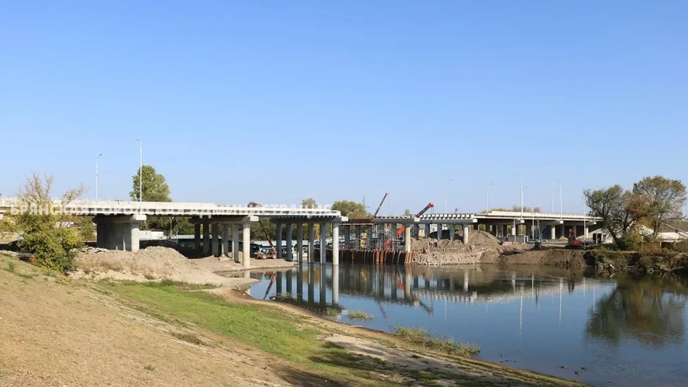 Брянская мэрия показала видео укладки над водами Десны первой балки Славянского моста 