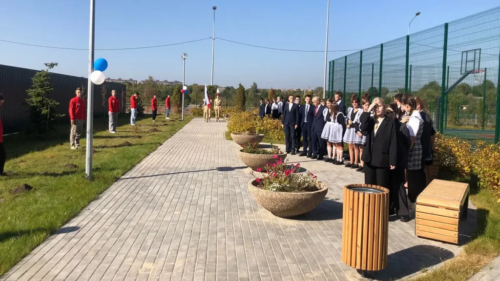 Возле школы № 72 Брянска заложили Аллею героев