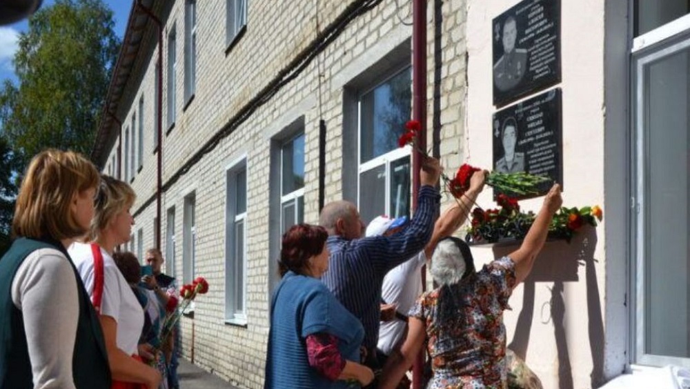 На зданиях двух почепских школ установили мемориальные доски погибшим участникам СВО