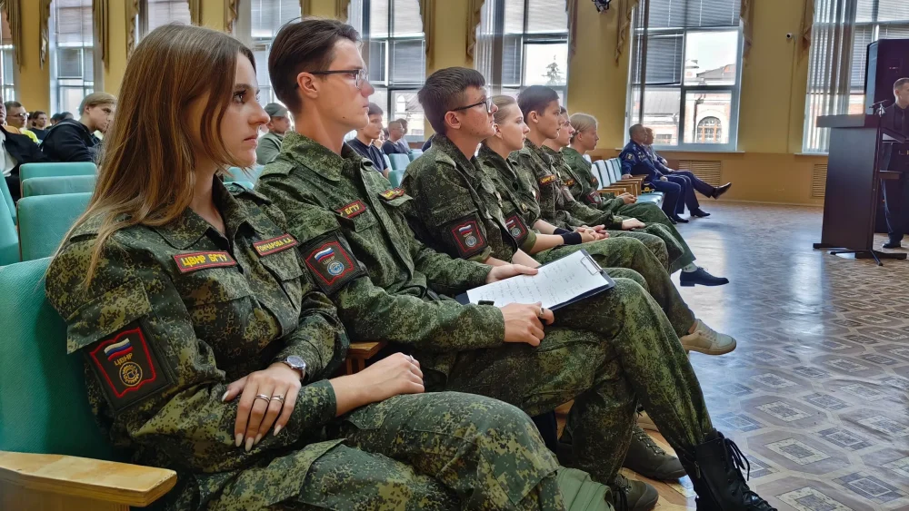 Брянские студенты встретились с представителем военного училища