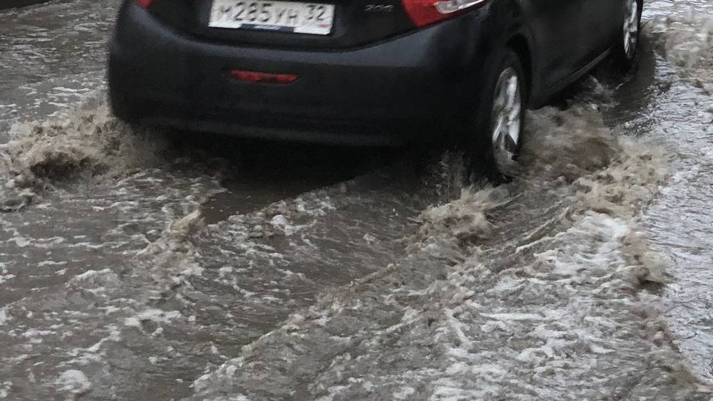 В Брянске из-за потопа перекрыли дорогу возле ТРЦ «Аэропарк»