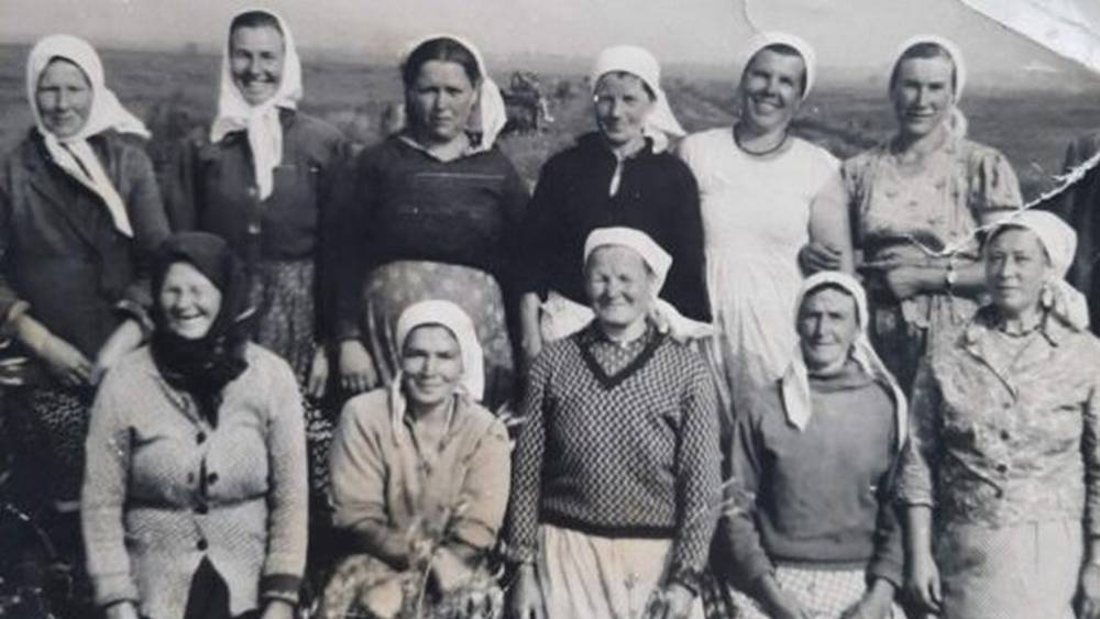 Брянцам показали фото сельских женщин, державших страну на своих плечах