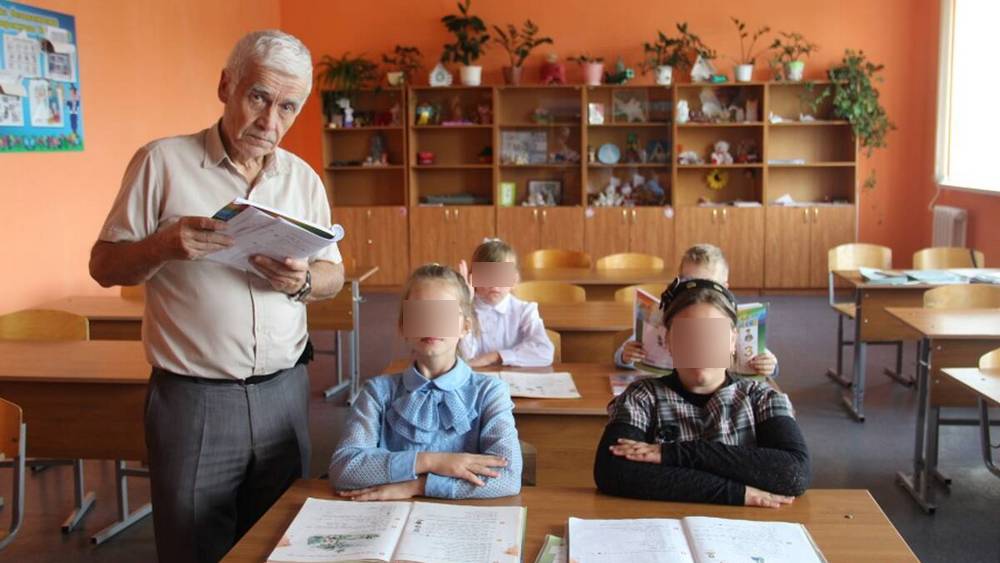 В Брасовском районе рассказали об учителе, который знает китайский и еще 4 языка